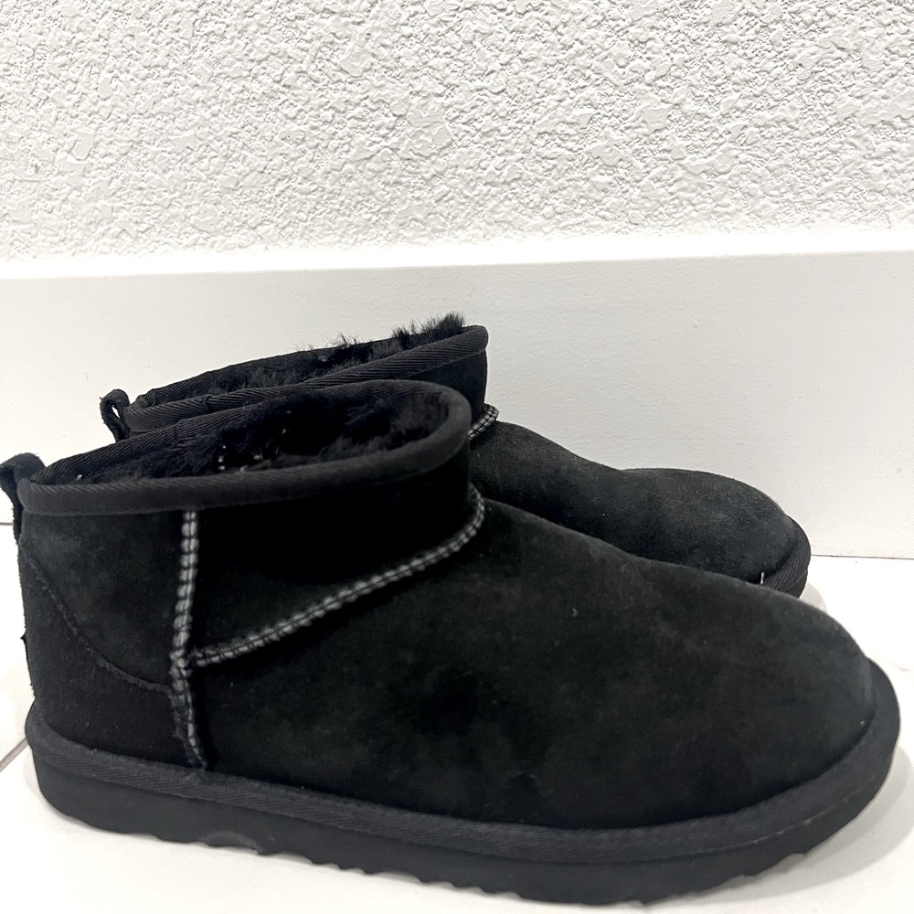 Ugg ultra Mini - big kid size 6 or women’s 8